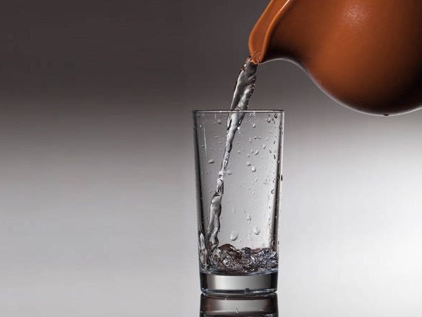 pot d'eau en argile