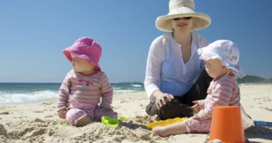 enfant n'est pas exposé à trop de chaleur et de soleil