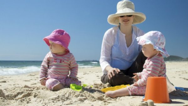 enfant n'est pas exposé à trop de chaleur et de soleil