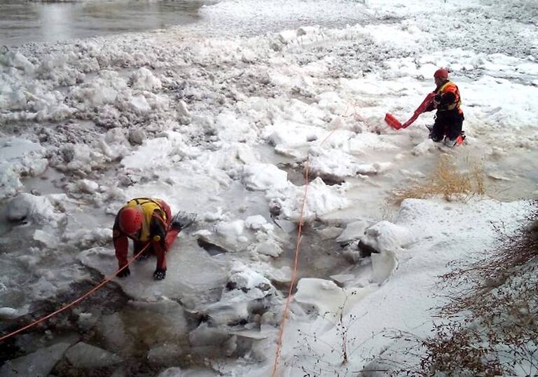 Un homme sauve un chien de la glace 